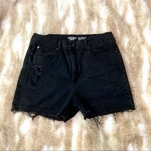 Denizen from Levi’s Super High-Rise Shorts. Waist Size 32. Color: Black